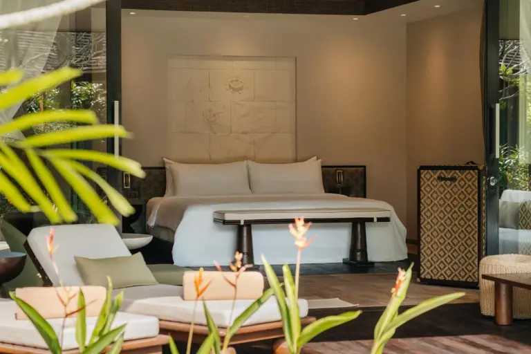 Chambre confortable à l’intérieur d’une villa au Nikki Beach Resort & Spa Koh Samui