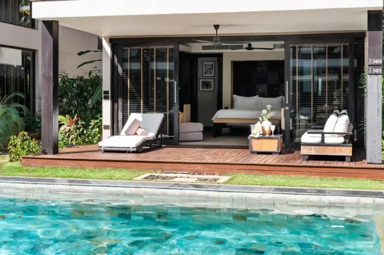 Espace piscine à l’extérieur d’une villa au Nikki Beach Resort & Spa Koh Samui