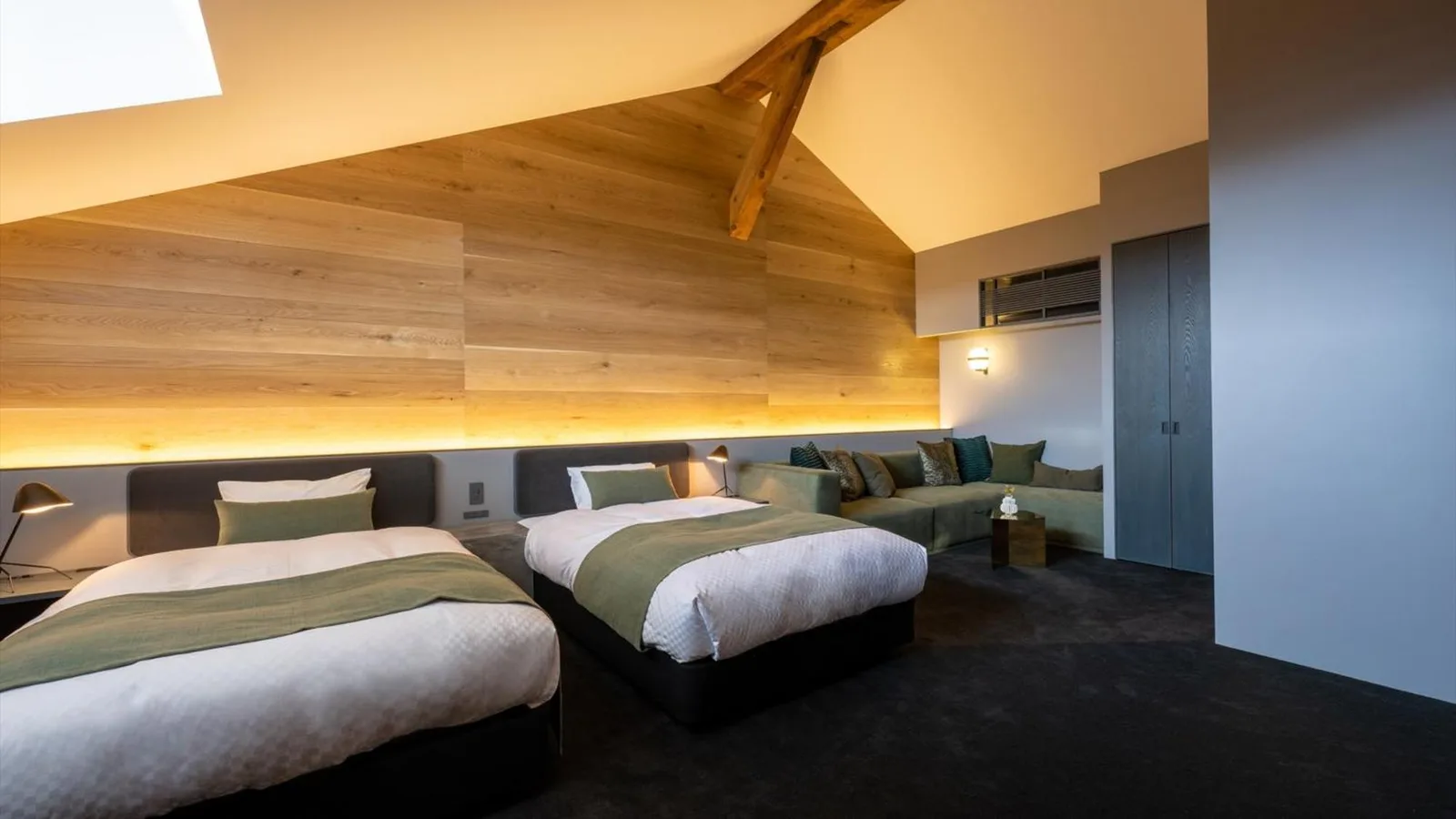 Stilvolles Schlafzimmer im NIPPONIA HOTEL Hakodate Port Town mit Holzakzenten