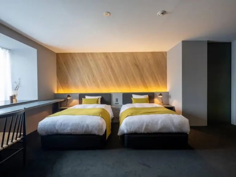 Twin Room im NIPPONIA HOTEL Hakodate Port Town mit modernem Design