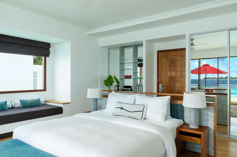 Vue de la chambre dans une suite luxueuse à Niva Dhigali Maldives