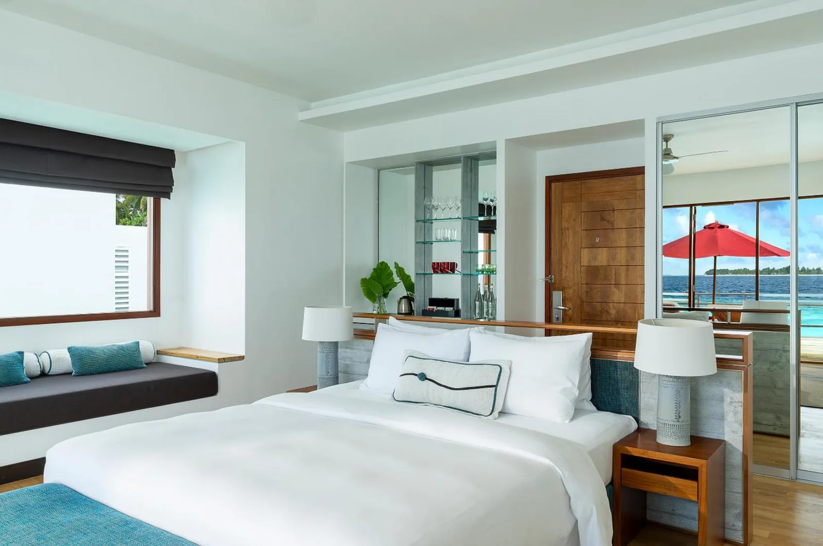 Vue de la chambre dans une suite luxueuse à Niva Dhigali Maldives
