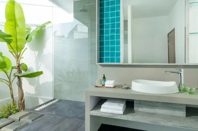 Salle de bain moderne dans une villa à Niva Dhigali Maldives avec des éléments tropicaux