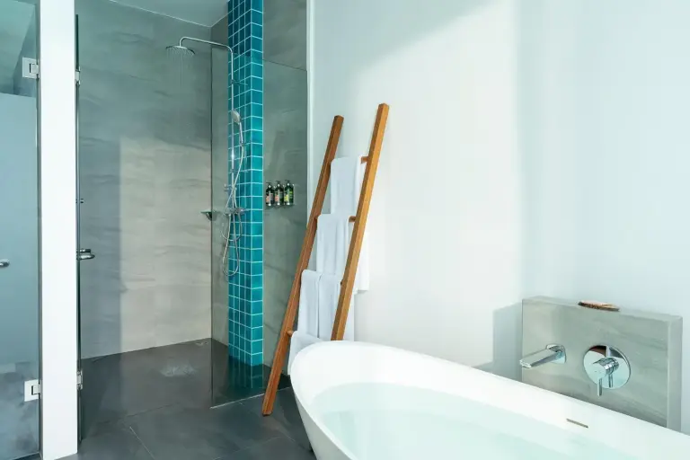 Zone de douche élégante dans une salle de bain à Niva Dhigali Maldives