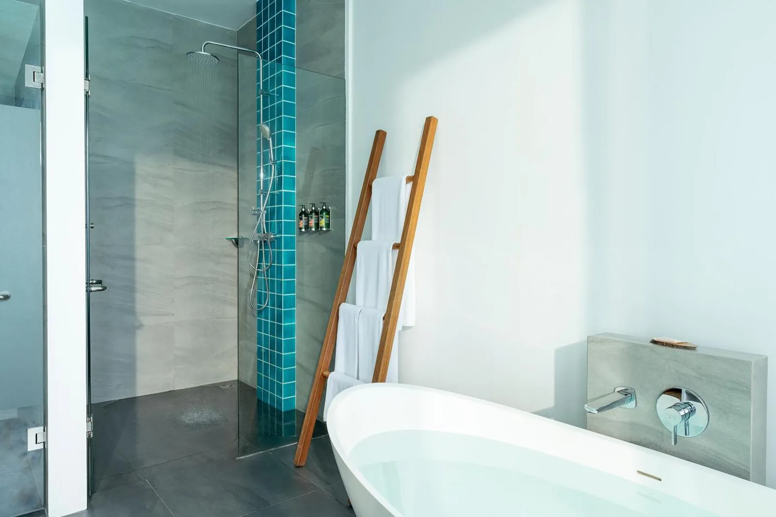 Zone de douche élégante dans une salle de bain à Niva Dhigali Maldives