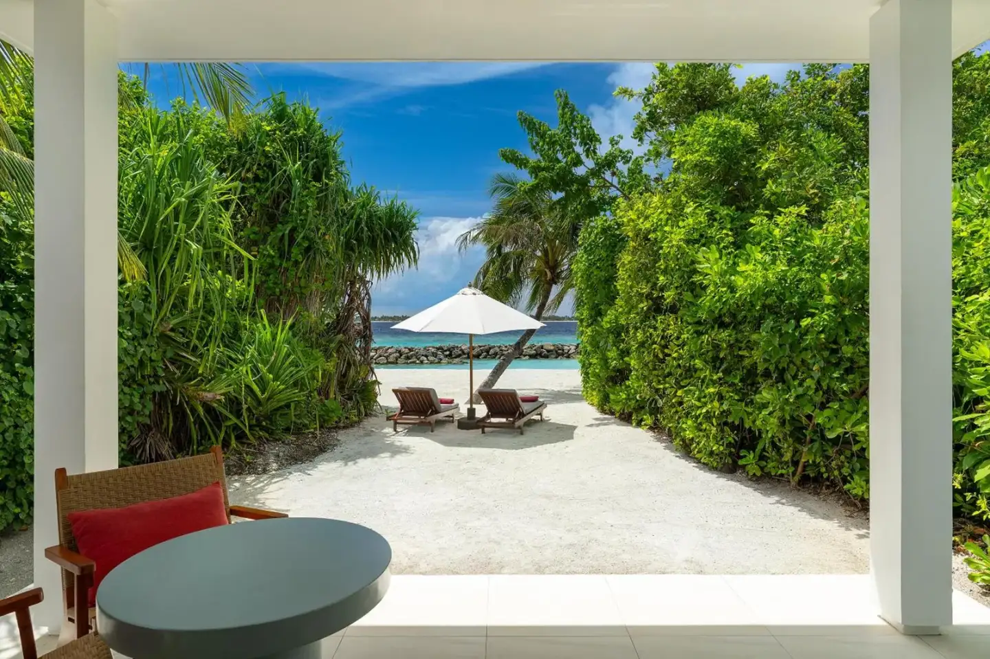 Vue extérieure d'une villa en bord de mer à Niva Dhigali Maldives