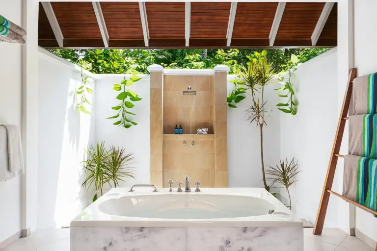 Niva Kurumba Maldives – hotel en Male, Maldives – un baño con una bañera y un lavabo en Niva Kurumba Maldives en Male City