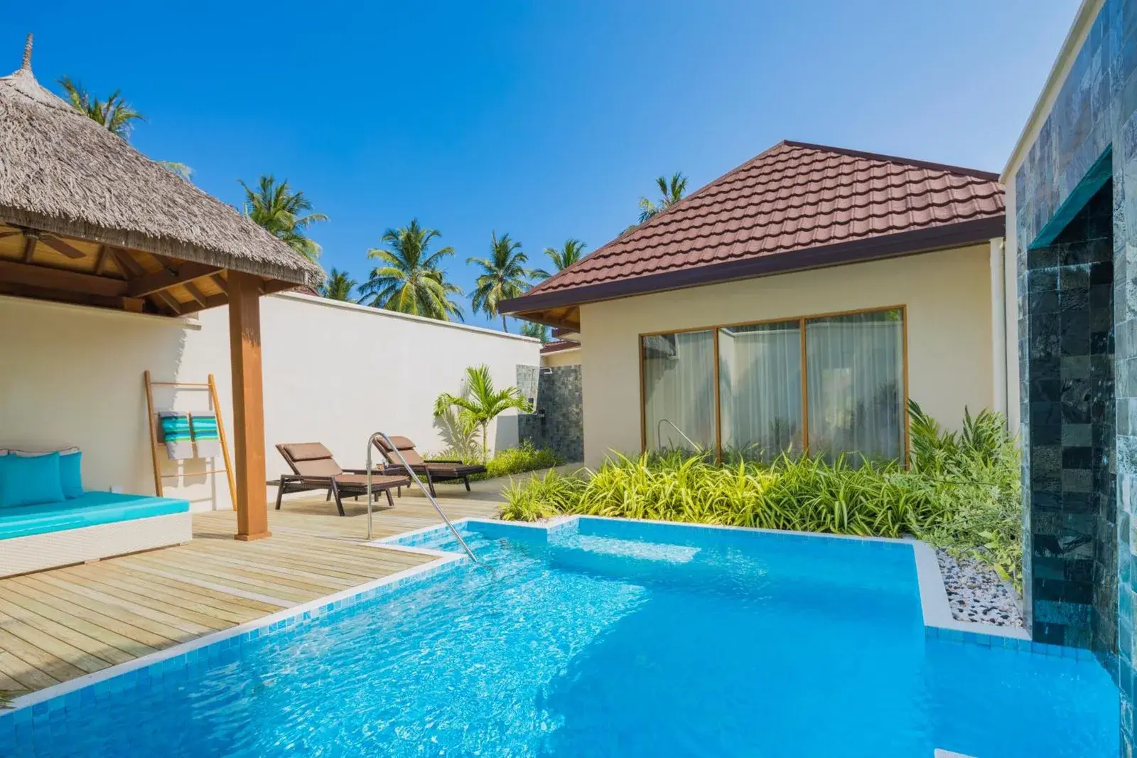 Niva Kurumba Maldives – hotel en Male, Maldives – una piscina en el patio trasero de una villa en Niva Kurumba Maldives en Male City