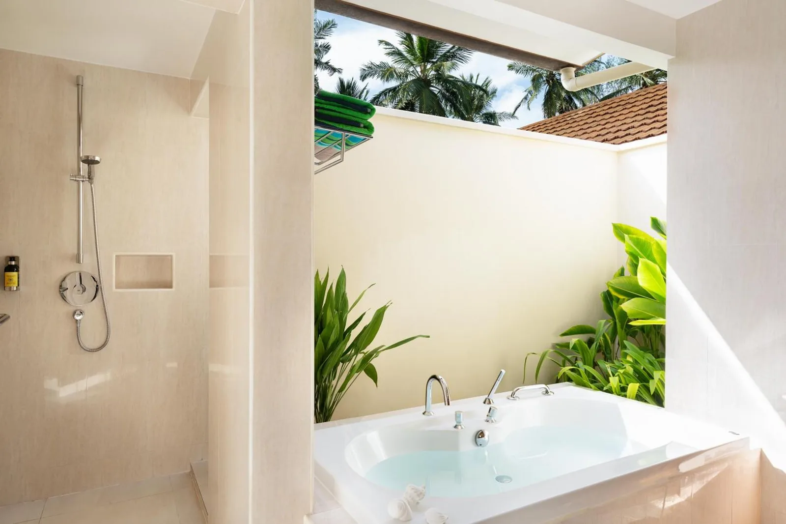 Niva Kurumba Maldives – hotel en Male, Maldives – una villa con una piscina y una casa en Niva Kurumba Maldives en Male City