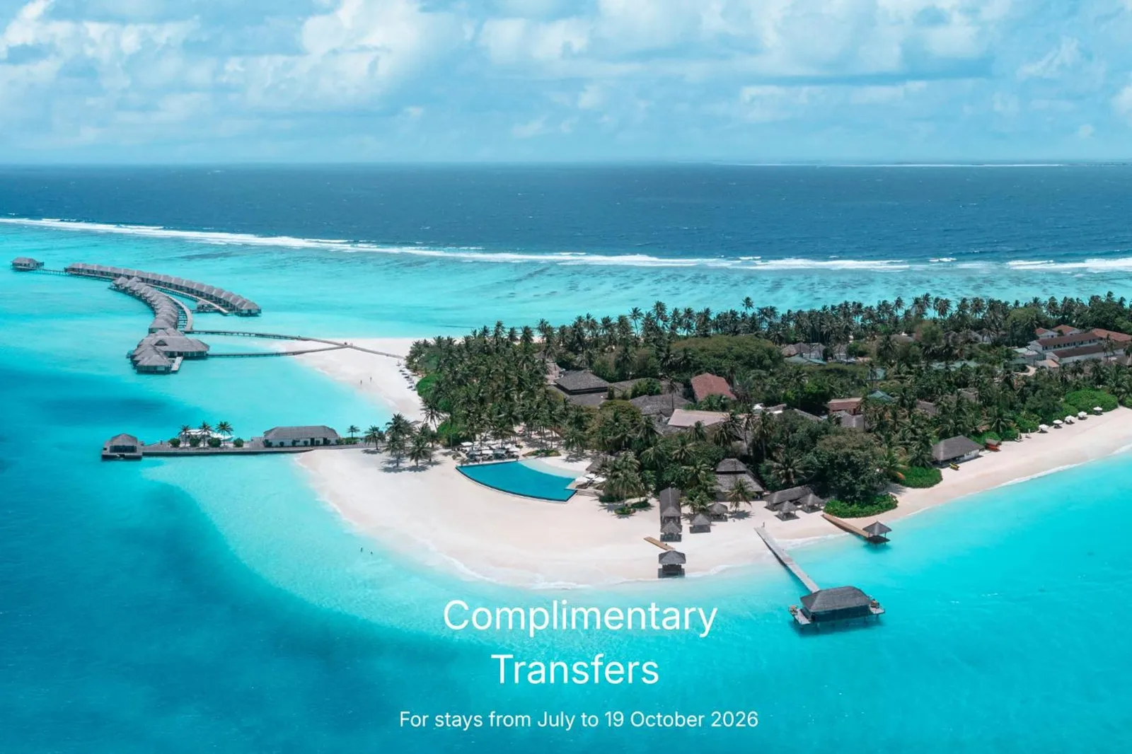 Luftaufnahme von Niva Velassaru Maldives mit Strand und Lagune des Resorts.