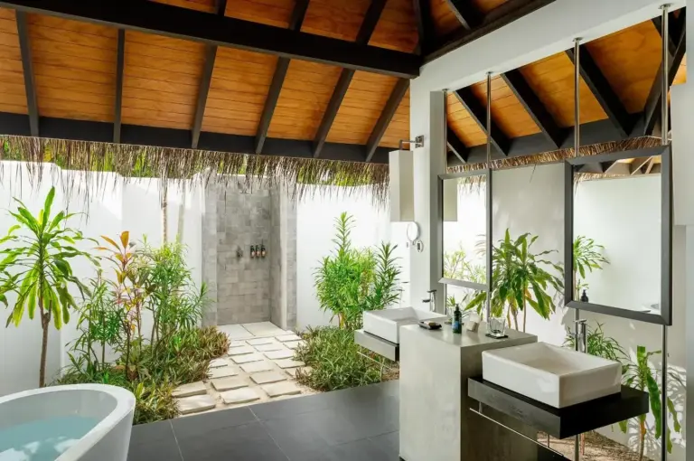 Badezimmer im Gartenstil im Niva Velassaru Maldives.