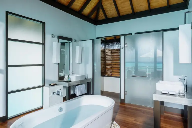 Luxuriöses Badezimmer in einer Suite im Niva Velassaru Maldives.