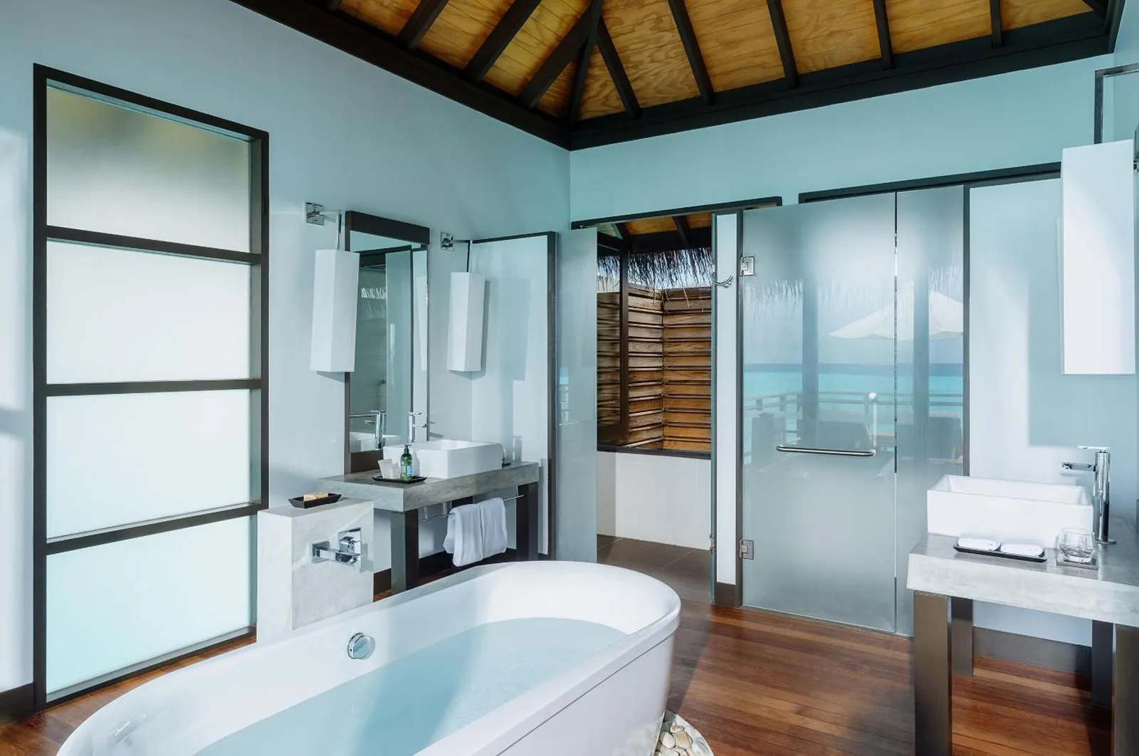 Luxuriöses Badezimmer in einer Suite im Niva Velassaru Maldives.