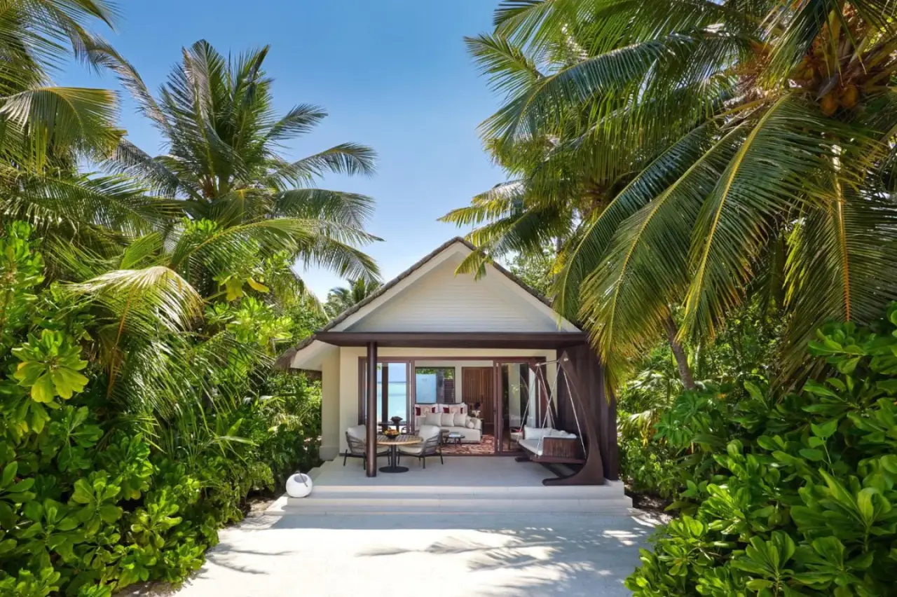 Strandvilla im Niyama Private Islands Maldives, umgeben von Palmen