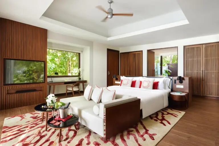Geräumiges Schlafzimmer im Niyama Private Islands Maldives mit eleganter Einrichtung