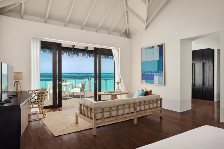 Wohnbereich mit Ozeanblick im Noku Maldives, Vignette Collection by IHG
