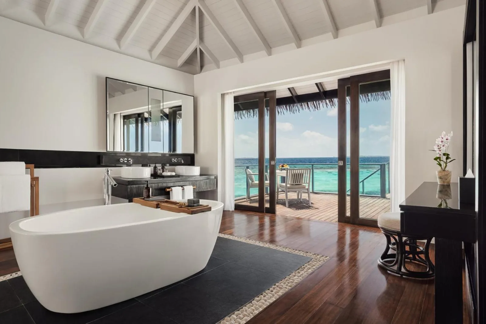 Badezimmer mit Ozeanblick im Noku Maldives, Vignette Collection by IHG