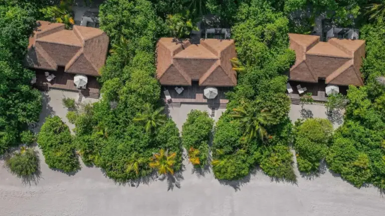 Luftaufnahme der Villen im Noku Maldives, Vignette Collection by IHG