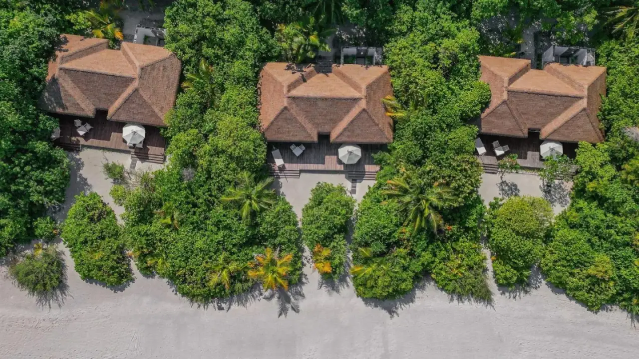Luftaufnahme der Villen im Noku Maldives, Vignette Collection by IHG
