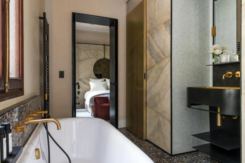 Luxurious bathroom featuring a tub at Nolinski Venezia