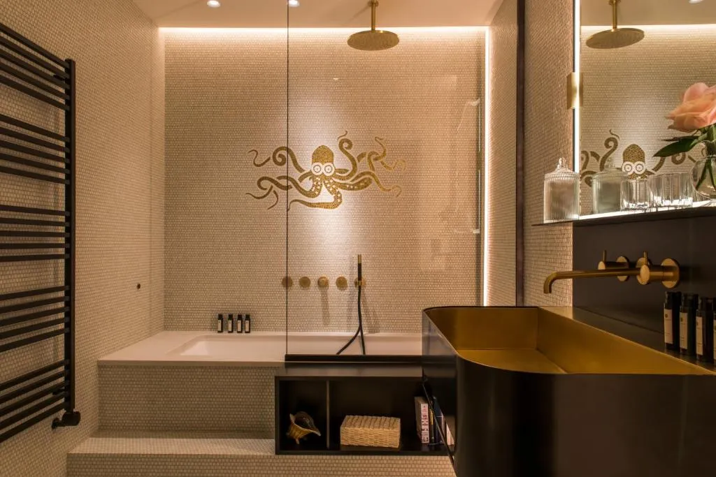 Spacious bathroom with modern amenities at Nolinski Venezia