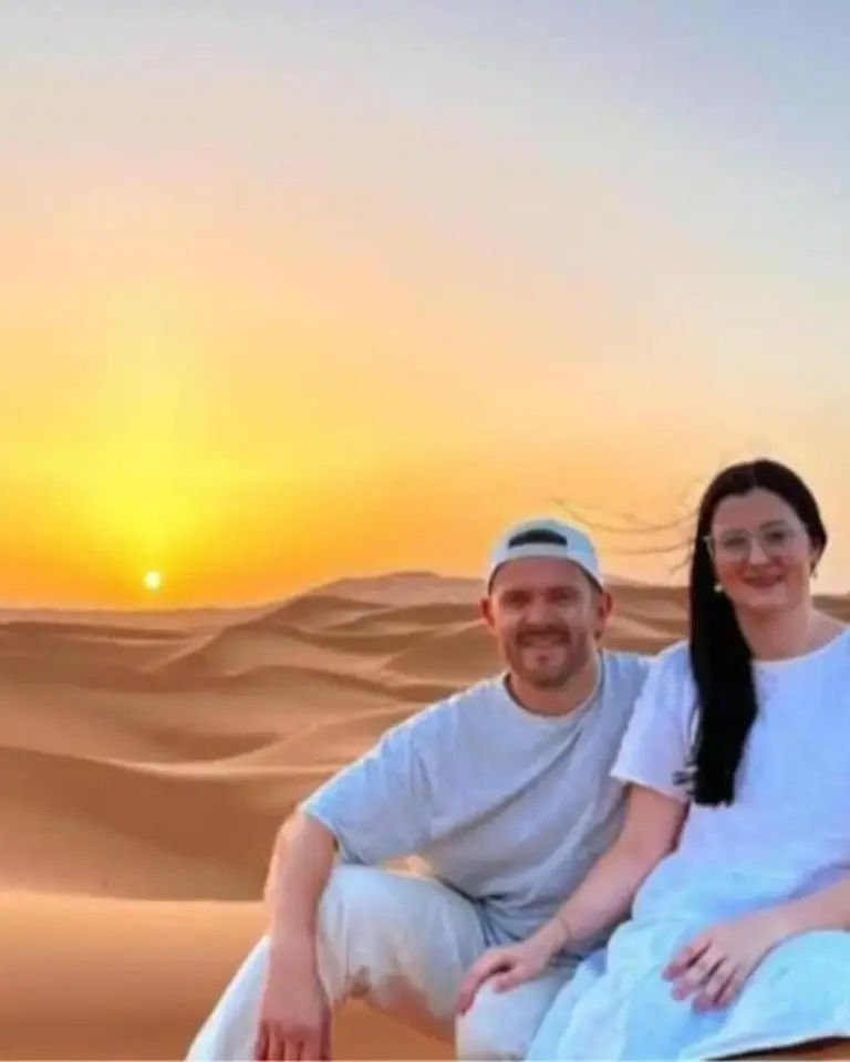 Vue du coucher de soleil depuis le Nomad Serenity Camp dans le désert de Merzouga