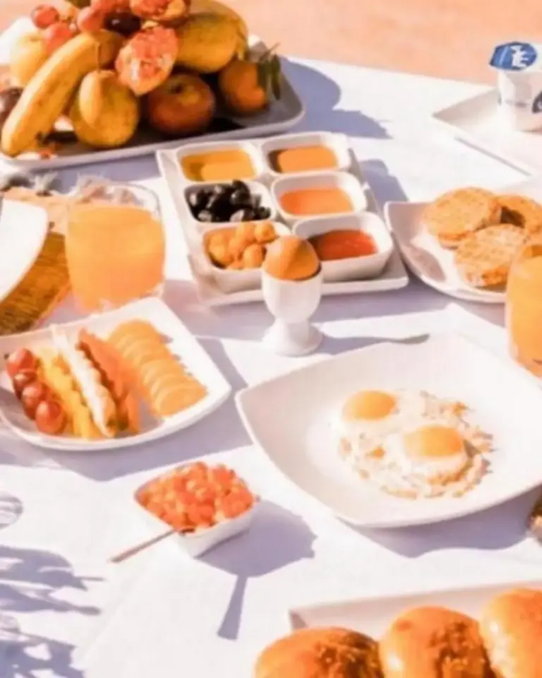 Petit-déjeuner au Nomad Serenity Camp avec des fruits et des pâtisseries