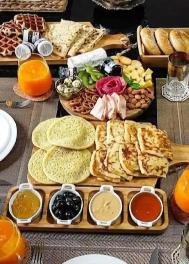 Petit-déjeuner marocain dans la salle à manger du Nomad Serenity Camp