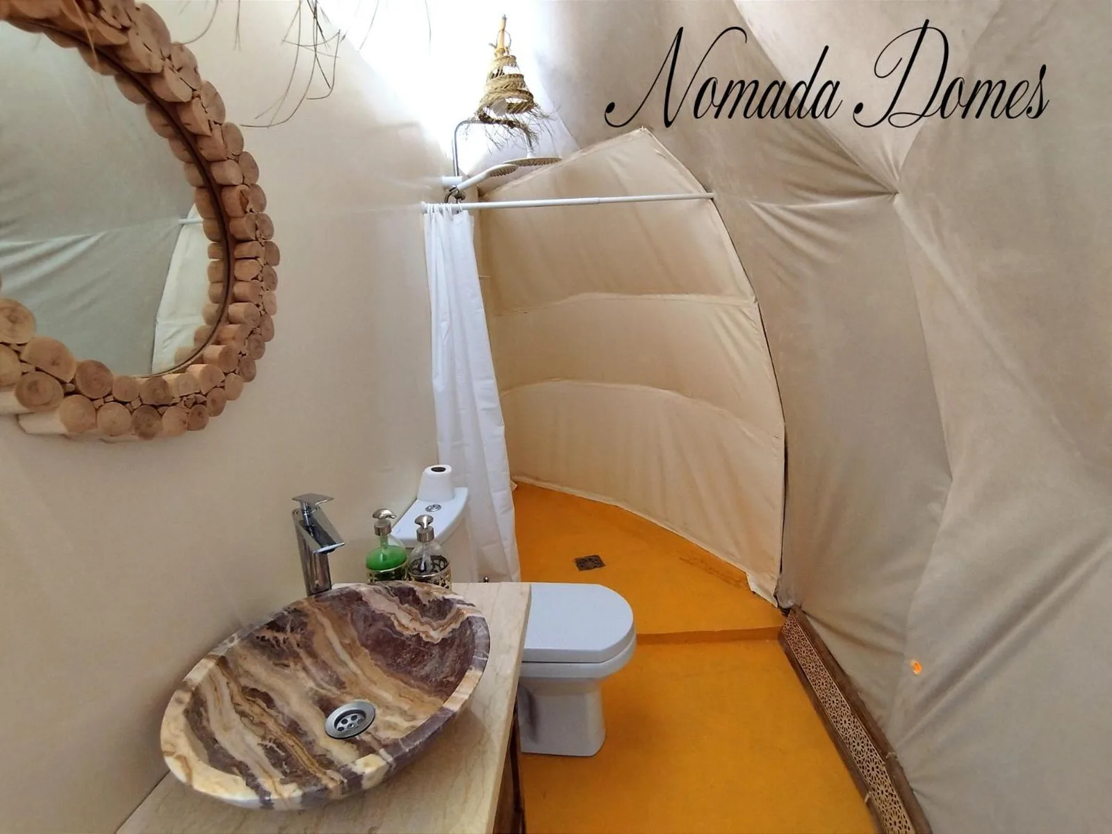 Badezimmer im Nomada Domes Camp