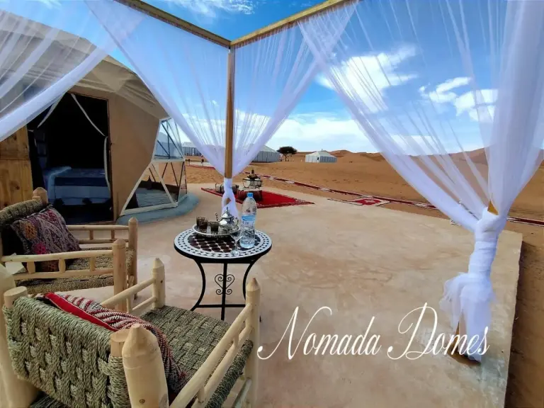 Lounge-Bereich im Freien im Nomada Domes Camp