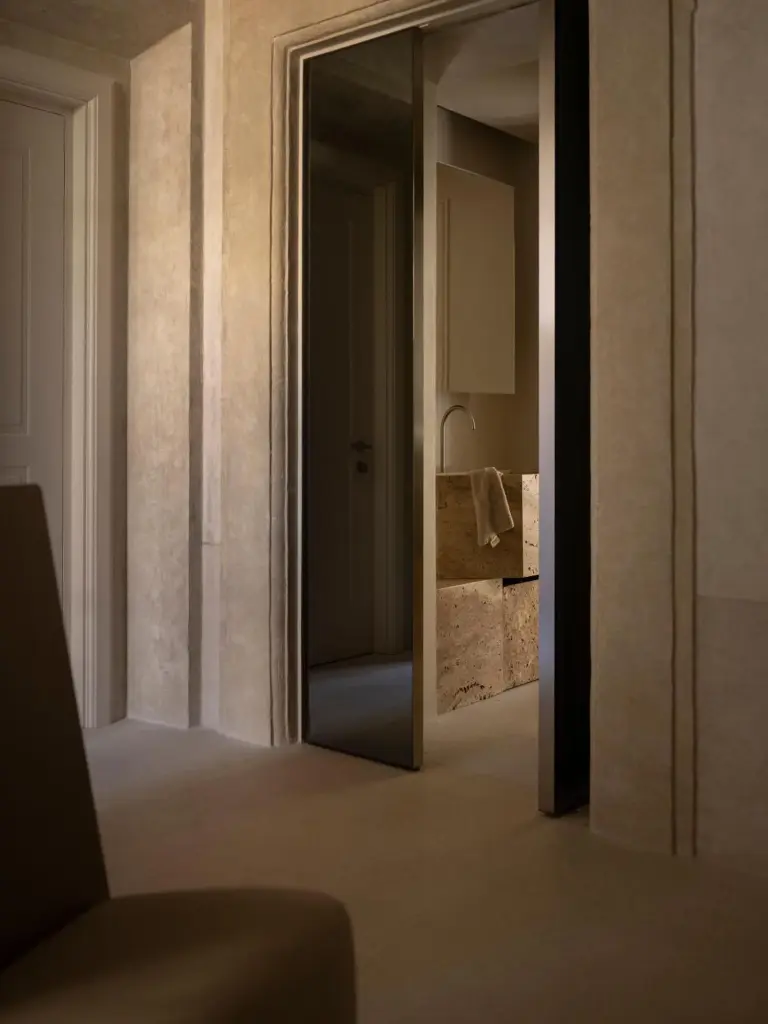 Vue de salle de bains moderne au Nomos Hotel à Rome