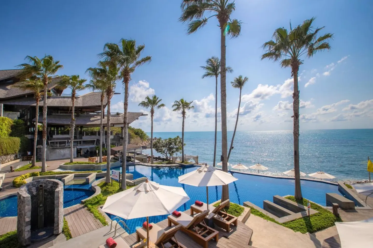 Piscine à débordement au Nora Buri Resort & Spa à Koh Samui