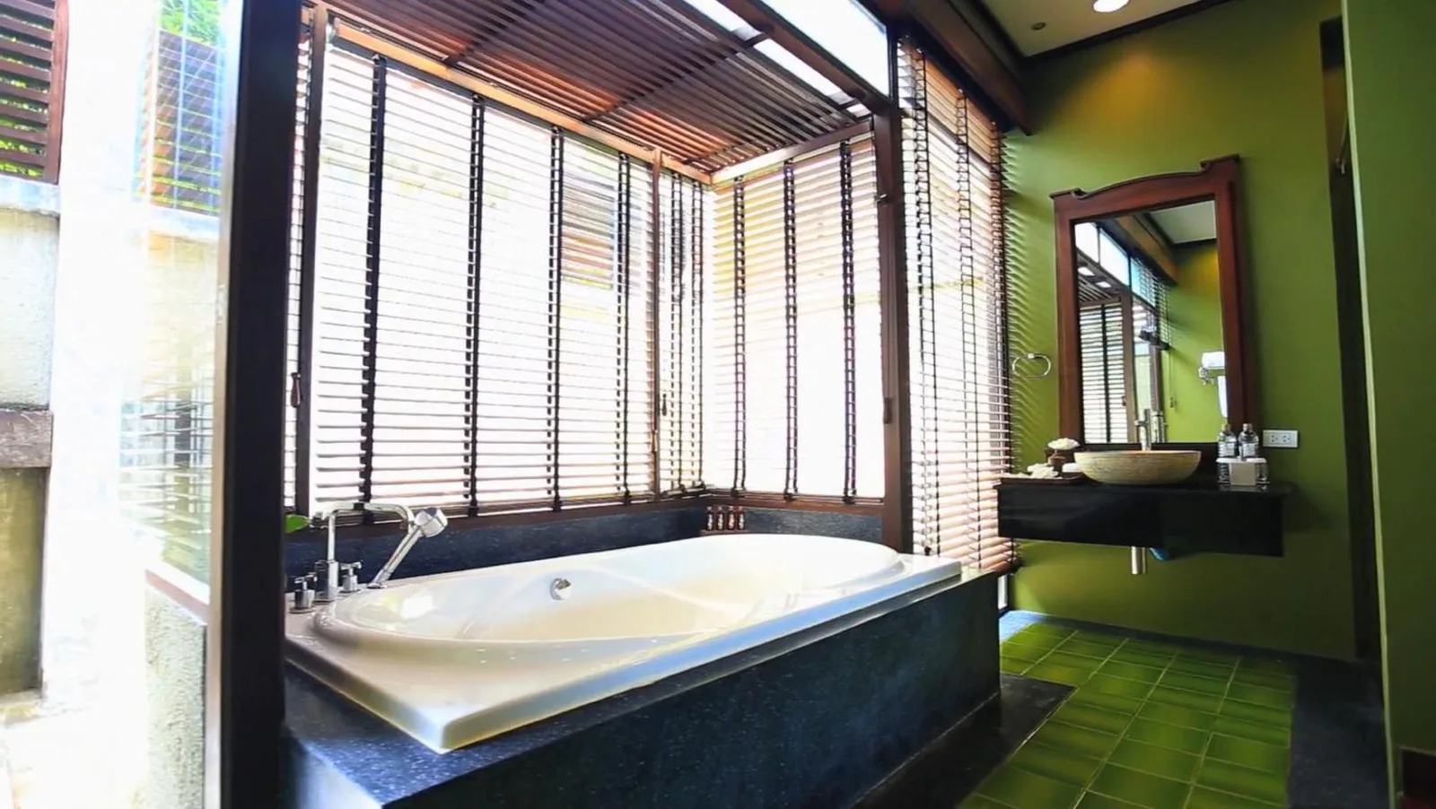 Salle de bain élégante au Nora Buri Resort & Spa à Koh Samui