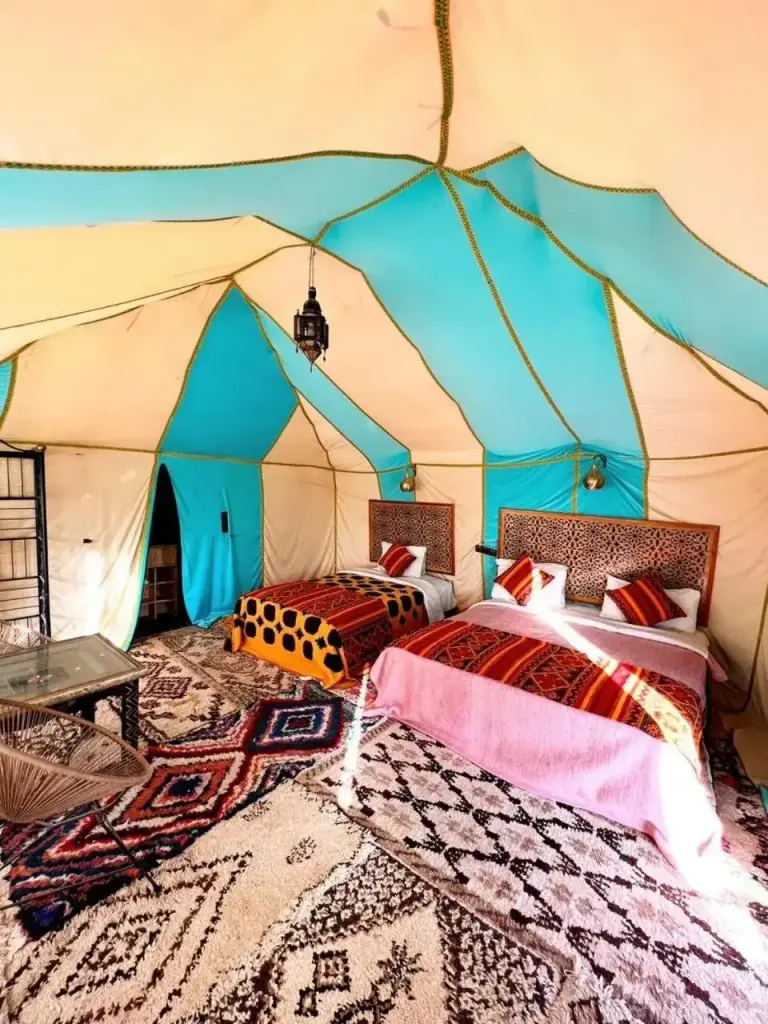 Vue intérieure d’une tente à Nour Desert Luxury Camp