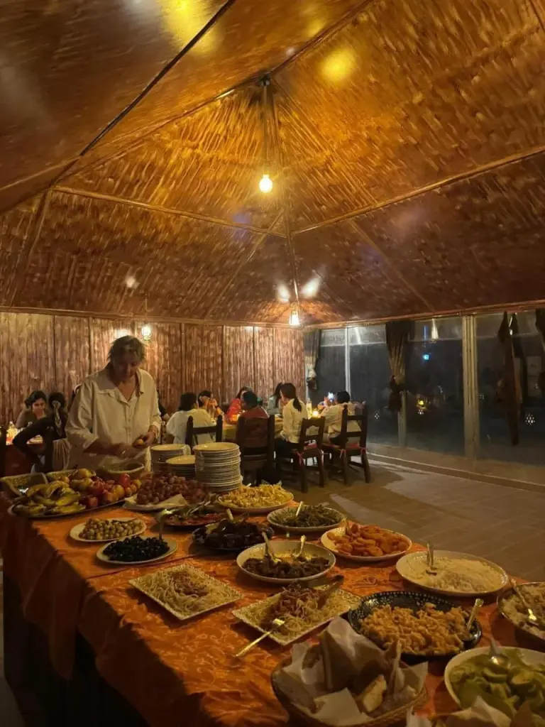Installation de dîner traditionnel à Nour Desert Luxury Camp
