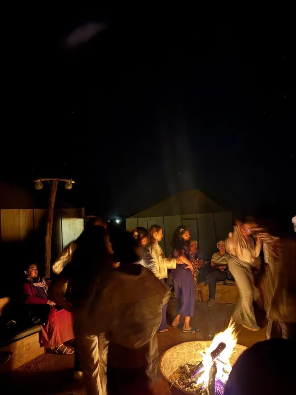 Hôtes profitant d’un feu de camp à Nour Desert Luxury Camp