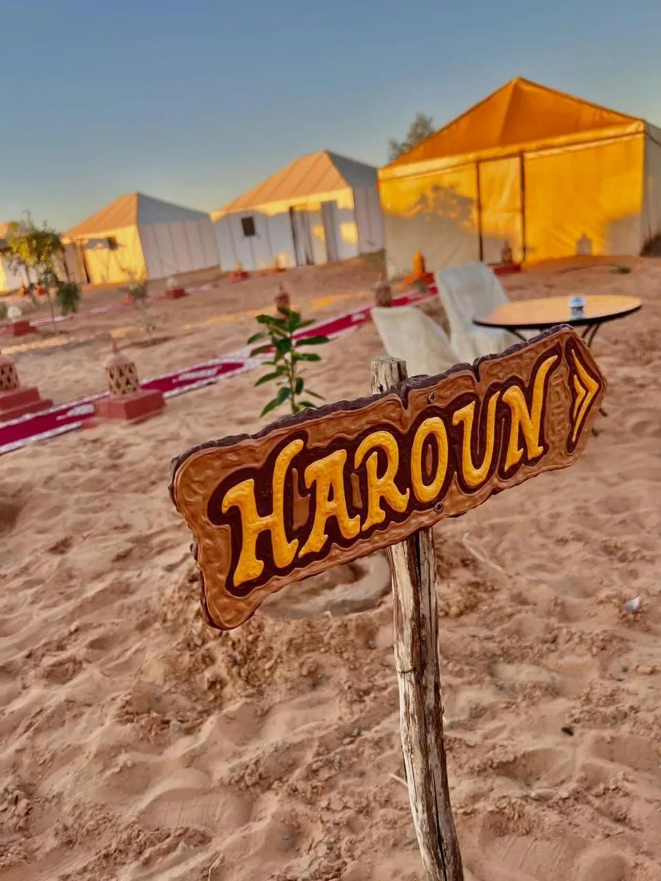 Panneau indiquant Haroun à Nour Desert Luxury Camp