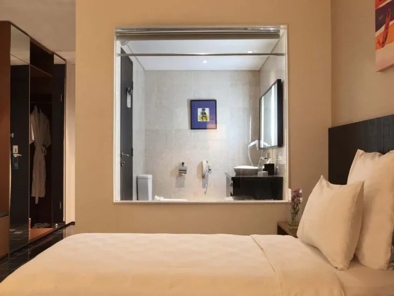 Vue de la salle de bain depuis la chambre au Novotel Balikpapan