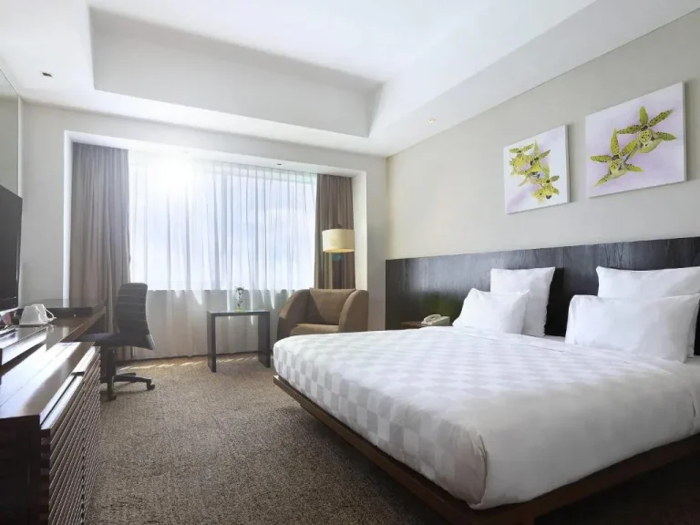Un autre angle de la chambre avec lit king au Novotel Balikpapan