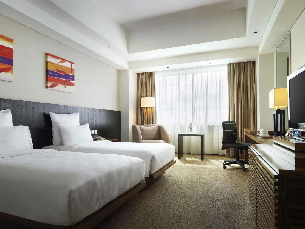 Intérieur d'une chambre à deux lits au Novotel Balikpapan