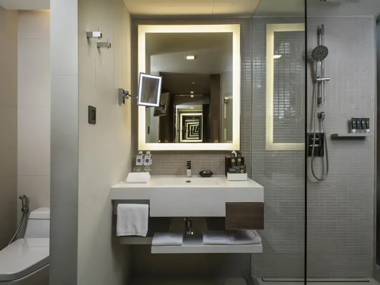 Novotel Bangkok Sukhumvit 20 modernes Badezimmer mit Annehmlichkeiten