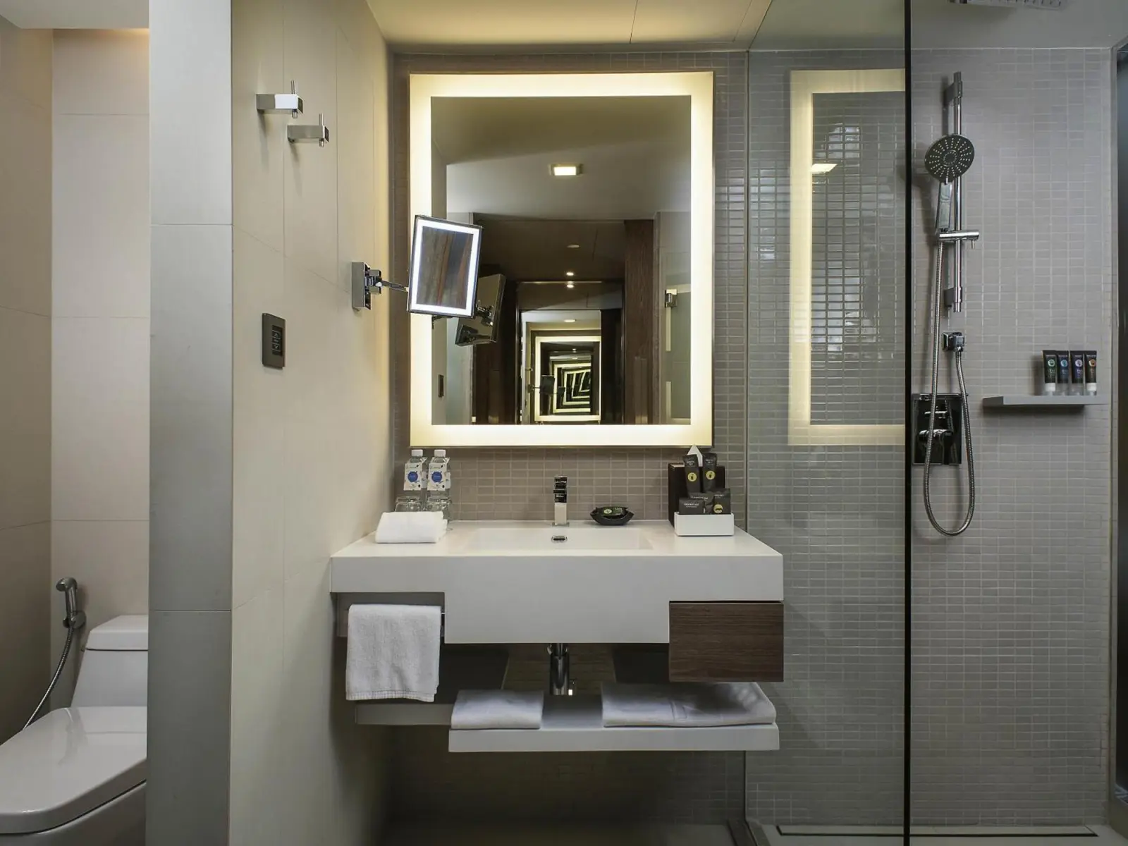 Novotel Bangkok Sukhumvit 20 modernes Badezimmer mit Annehmlichkeiten