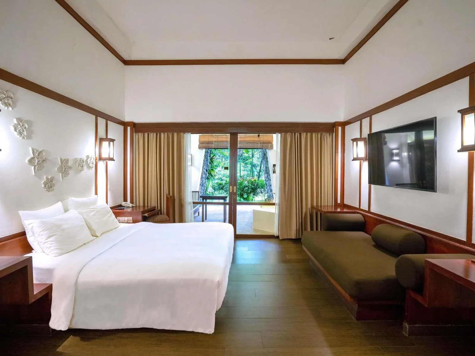 Spa-style bathroom at Novotel Bogor Golf Resort & Convention Center in Bogor with bathtub and seating area