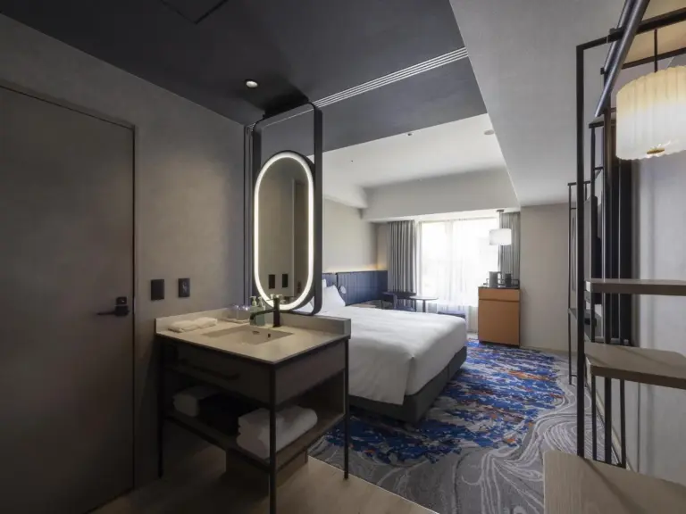 Novotel Nara – Hotel in Nara, Japan – ein Hotelzimmer mit zwei Betten und einem Stuhl im Novotel Nara in Nara