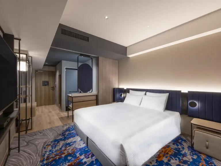 Novotel Nara – Hotel in Nara, Japan – ein Zimmer mit weißen Wänden und einer Decke im Novotel Nara in Nara