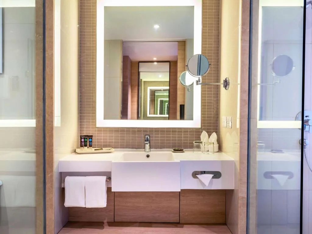 Novotel Phuket City Phokeethra – Phuket, Thailand hotel – a bathroom with a sink and a mirror at Novotel Phuket City Phokeethra in Phuket Town