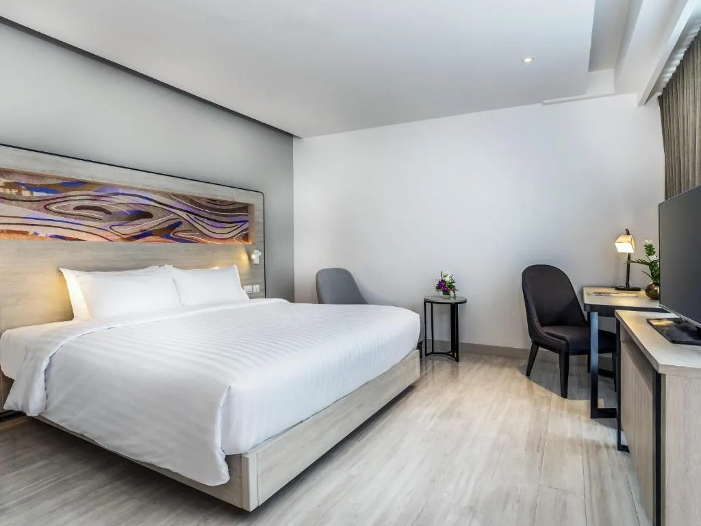 Novotel Phuket City Phokeethra – Phuket, Thailand hotel – a hotel room with a bed and a desk at Novotel Phuket City Phokeethra in Phuket Town