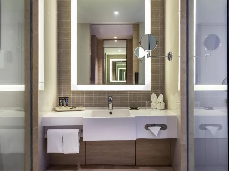 Novotel Phuket City Phokeethra – Phuket, Thailand hotel – a hotel room with a bed and a television at Novotel Phuket City Phokeethra in Phuket Town