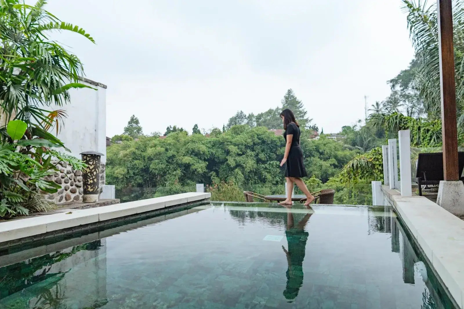 Piscine privée à débordement au Novus Giri Resort & Spa à Sukabumi surplombant de luxuriantes collines verdoyantes.