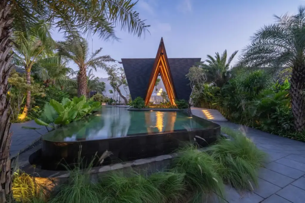 Entrée de l'hôtel Nuju Uluwatu mettant en valeur l'aménagement paysager tropical